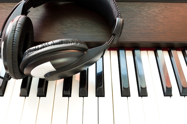 Casque et piano.