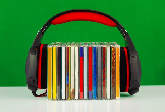 Casque sur une pile de CD