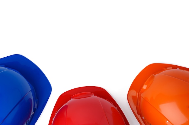 Casque de protection en plastique isolé sur fond blanc