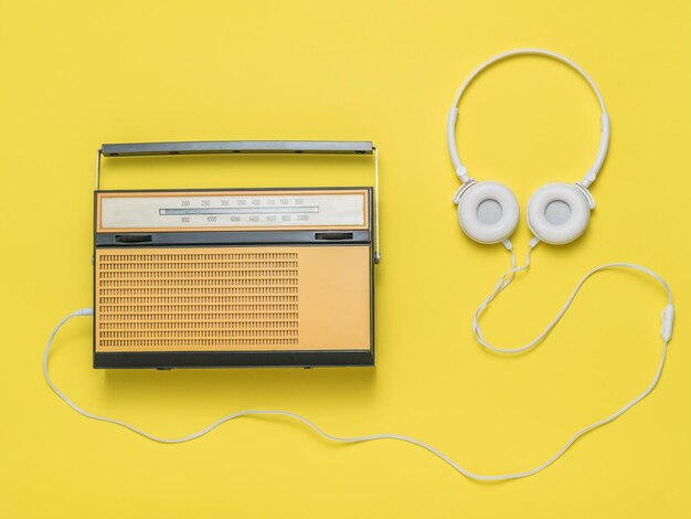 Casque avec radio rétro sur fond jaune Technique vintage