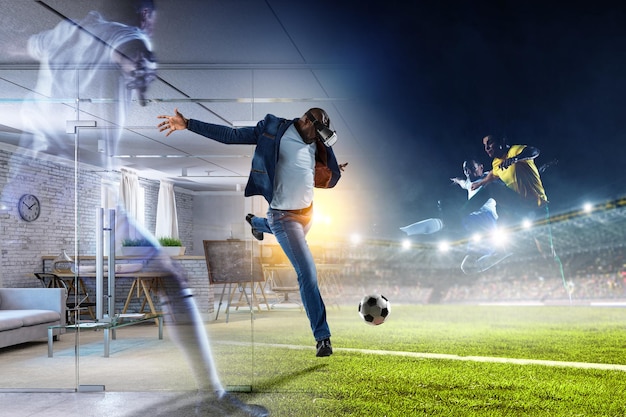 Casque de réalité virtuelle sur un homme noir jouant au football
