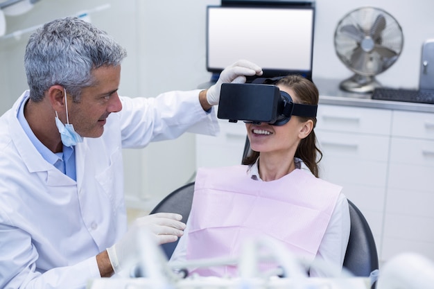 Casque de réalité virtuelle pour patiente lors d'une visite dentaire