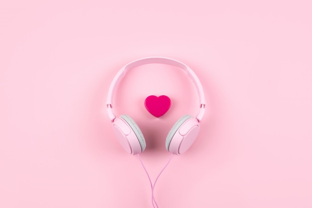 Photo casque rose et coeur sur fond rose