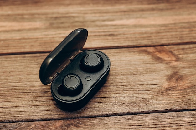 Casque sans fil dans une boîte noire sur la table