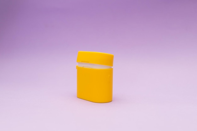 Photo casque sans fil dans un étui jaune sur fond violet