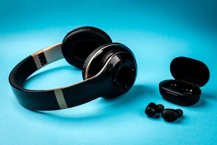 Photo casque sans fil noir sur fond bleu.