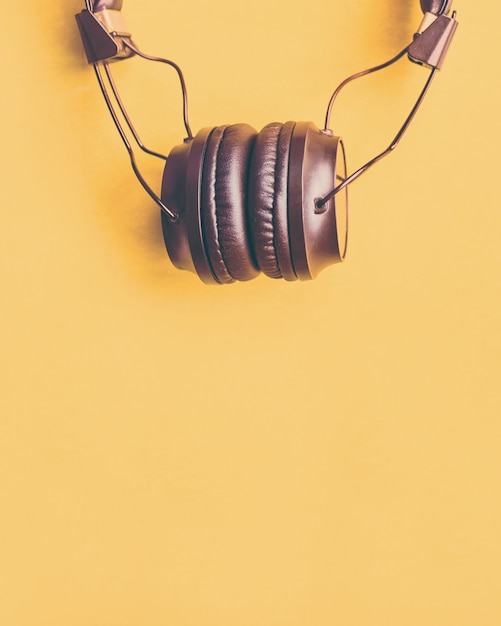 Photo casque sans fil noir sur fond jaune coloré