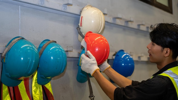 Casque de sécurité afro-américain tenant un équipement de casque de sécurité sur le site de l'usine de fabrication