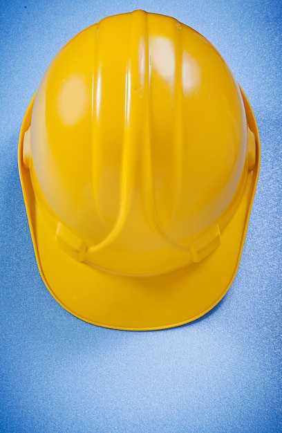 Casque de sécurité sur le concept de construction de fond bleu