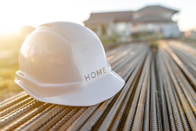casque de sécurité de construction au concept de protection du chantier de construction au travail