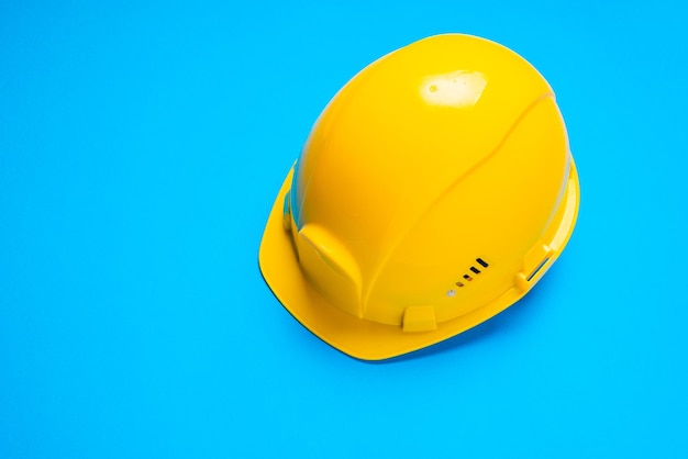 Casque de sécurité construction jaune sur fond bleu