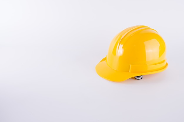 Casque de sécurité jaune sur fond blanc