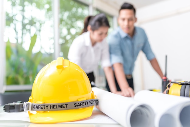 Casque de sécurité et plan de travail sur la table de travail