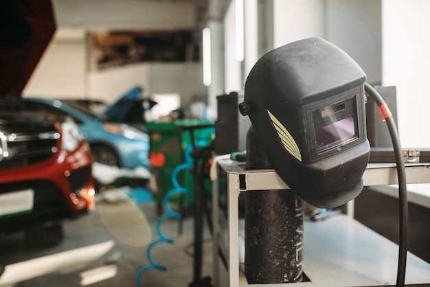 Casque de soudage en service de voiture, personne. Outils et équipements professionnels de service automobile, travaux de carrosserie