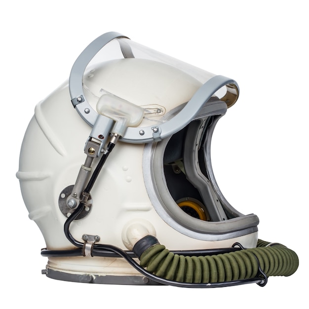 Casque spatial isolé sur fond blanc.