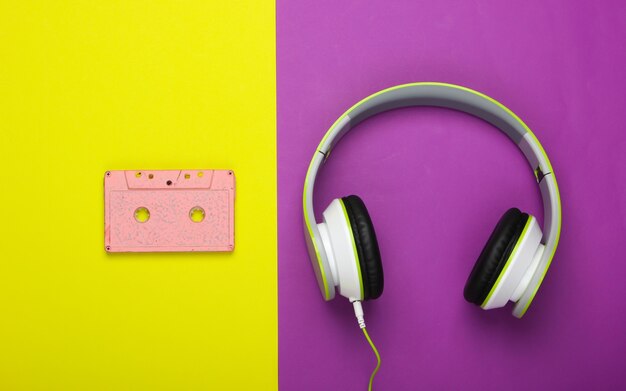 Casque stéréo avec cassette audio sur surface violet vert