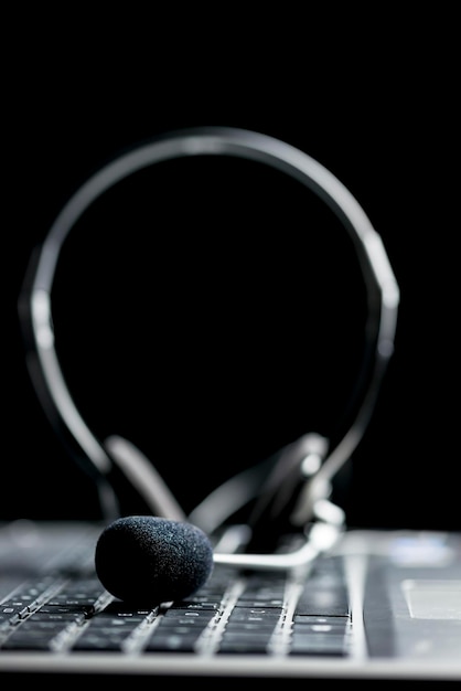 Casque stéréo sur le clavier d'un ordinateur