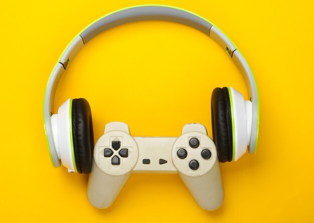 Casque stéréo avec manette de jeu sur surface jaune