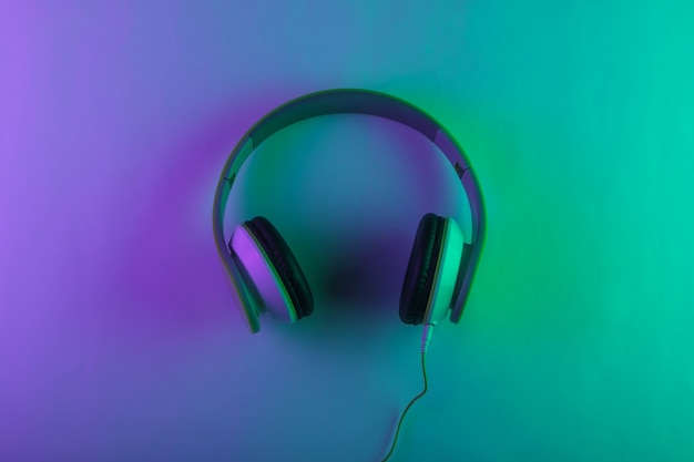 Casque stéréo rétro avec lumière néon violet et vert