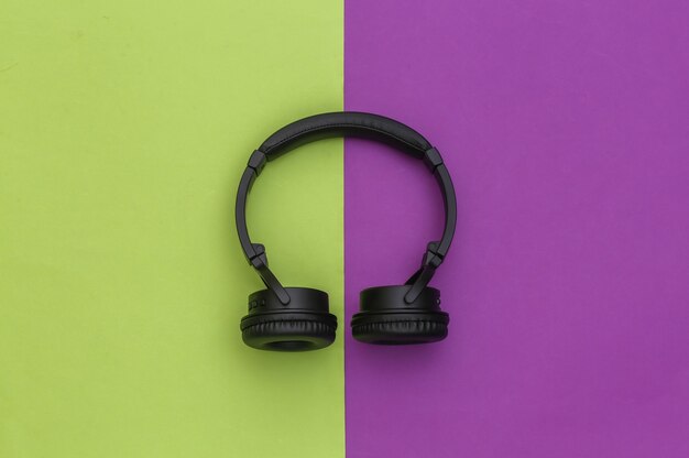 Casque stéréo sans fil sur fond violet vert. Vue de dessus