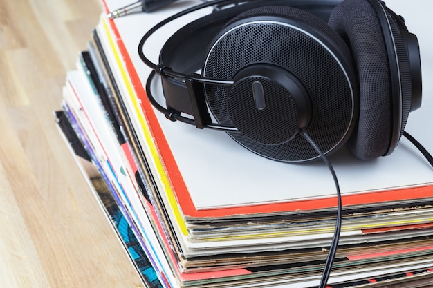 Casque de studio sur la pile de disques vinyle.