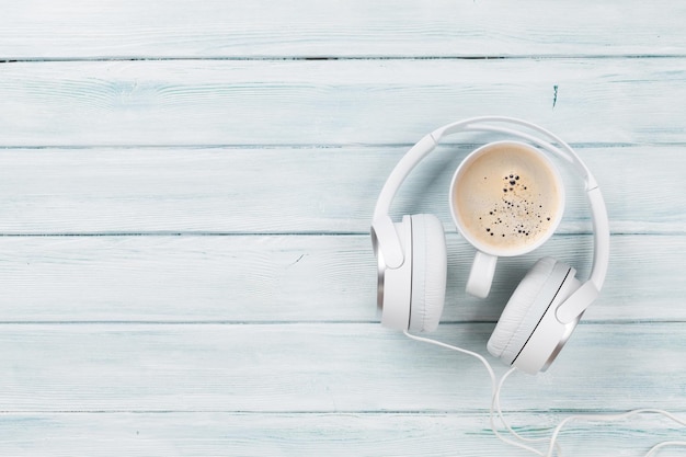 Casque et tasse à café sur table en bois