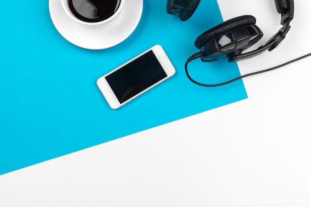 Casque et tasse à café, vue de dessus