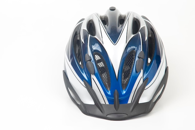 Casque de vélo sur fond blanc