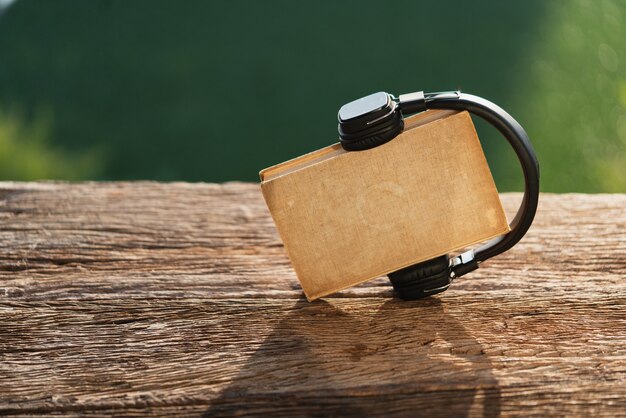 Casque et vieux livre sur bois