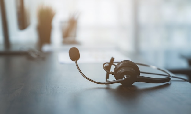 Casque Voip De L'opérateur De Téléphonie De Support Client Sur Le Lieu De Travail Sur Le Bureau.