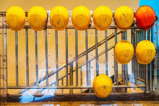 Casques de construction colorés anciens et usés