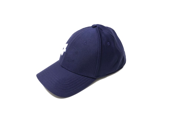 Une casquette de baseball bleu marine, isolée sur fond blanc.