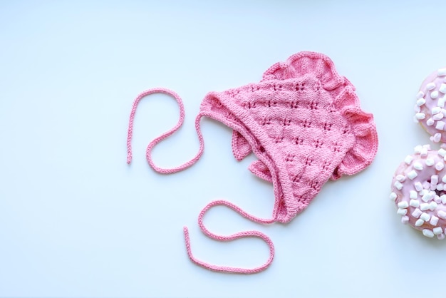 Casquette rose pour un jeune enfant Vêtements dans les premiers jours de la vie de l'enfant