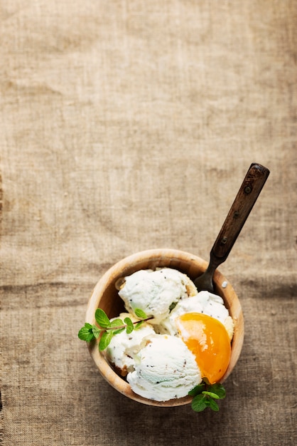 Cassata siciliana dans un bol en bois