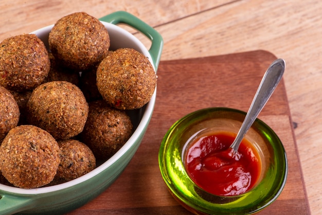 Le casse-croûte arabe traditionnel du kibbeh au Brésil appelé Quibe.