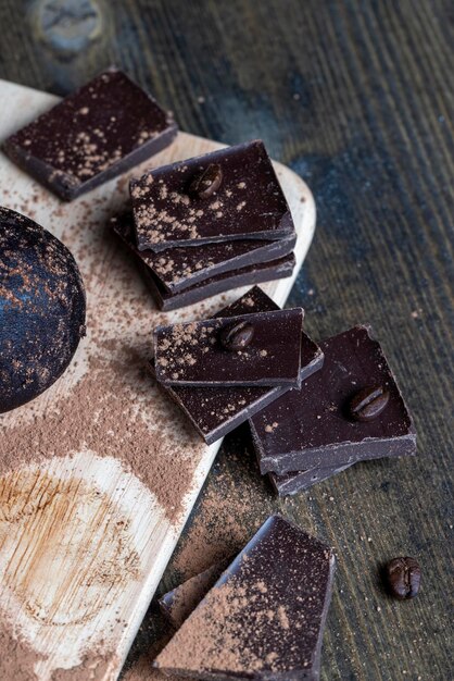 Cassé en morceaux de barres de chocolat au lait et noir