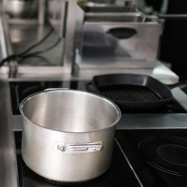 Casserole et autres ustensiles de cuisine dans un restaurant professionnel Petits assistants de chefs