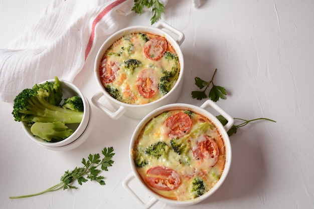 Casserole de brocoli, fromage et œuf en cocottes de cuisson