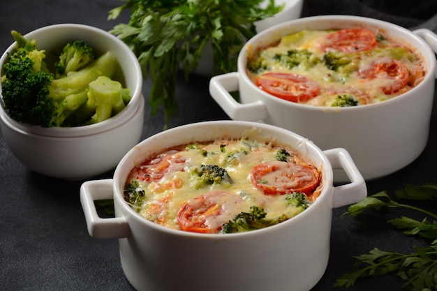 Casserole de brocoli, fromage et œuf en cocottes de cuisson