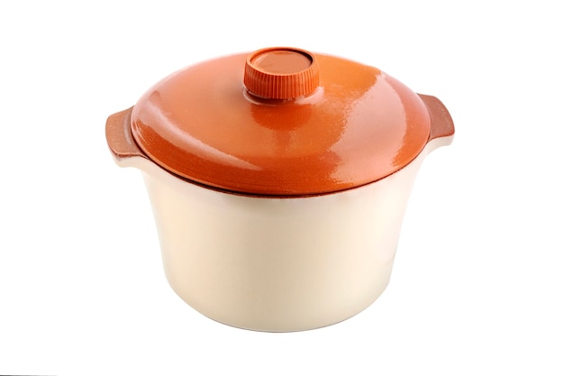 Casserole. Casserole en céramique avec couvercle rouge isolé sur fond blanc. Poterie de cuisson orange.