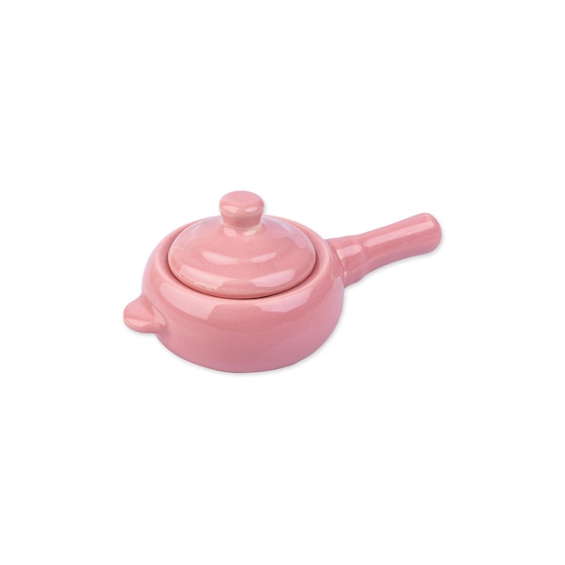 Casserole en céramique rose avec couvercle isolé sur fond blanc