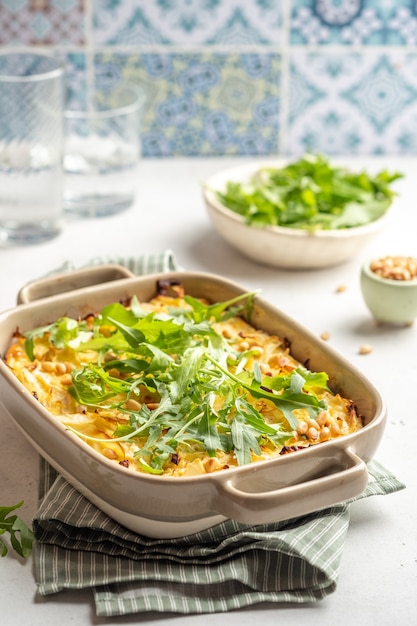 Casserole de chou blanc dans un plat allant au four