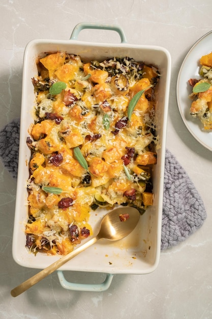 Casserole de citrouille d'automne avec bacon de poireau et chou frisé