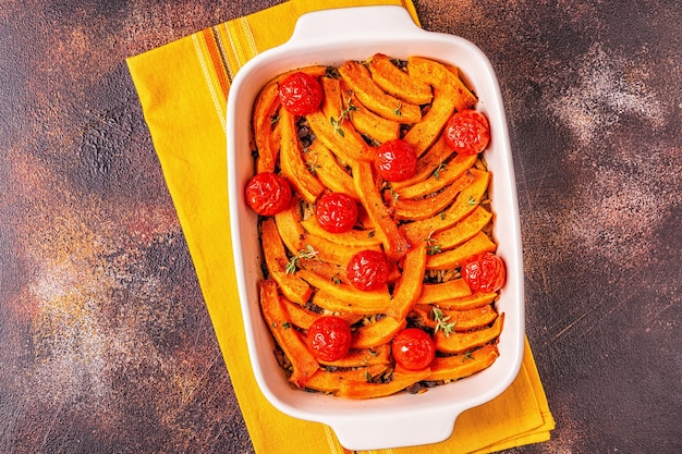 Casserole de citrouille avec viande, riz, tomates, vue de dessus.