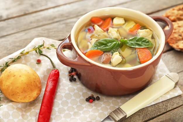 Casserole avec une délicieuse soupe de dinde sur serviette