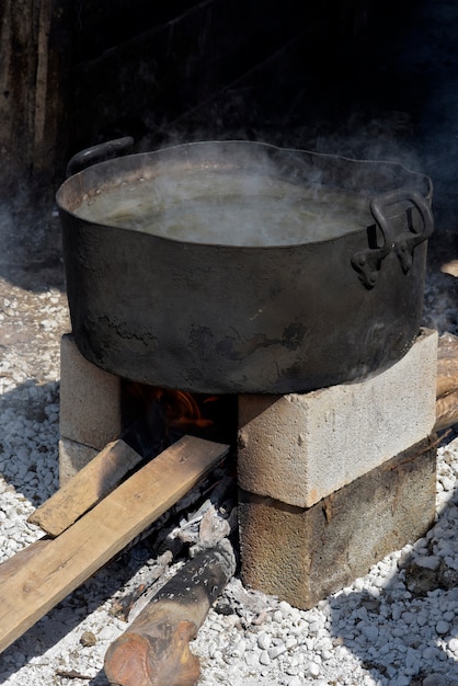 Casserole avec de l'eau bouillante pour ébouillanter le porc