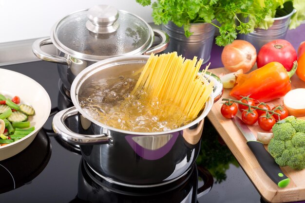 Casserole d'eau bouillante avec des spaghettis