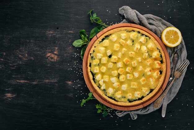 Casserole d'épinards et de fromage Sur un fond en bois Vue de dessus Espace de copie