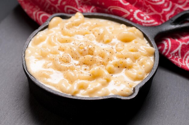 Casserole en fonte à macaroni et fromage, mac n' fromage