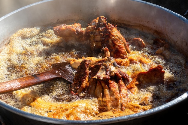 Casserole avec friture de carnitas de porc dans le saindoux au Mexique